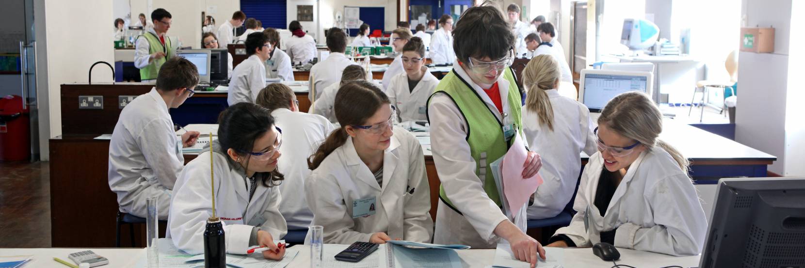 Students in an undergraduate teaching laboratory