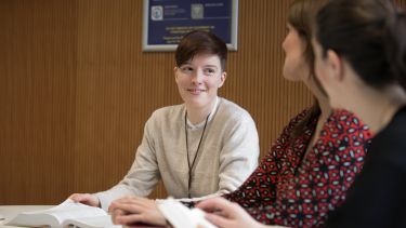 PhD student in meeting with two supervisors