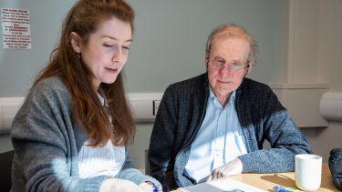 A trainee in Communications Science speaking to a patient. 