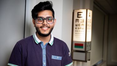 An orthoptics student