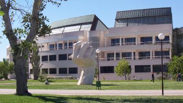 Universidad de Alicante building and statue. 