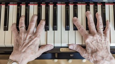 Hands on the piano 