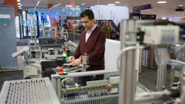 Payam in the Mindsphere Lounge with the FESTO kit