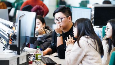 A group of InformatioN School students in the library.