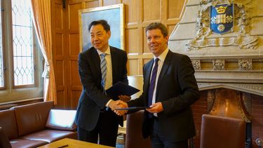 Professor Wang Zhenlin, Vice-President of Nanjing University, with Professor Koen Lamberts, President and Vice-Chancellor of the University of Sheffield.