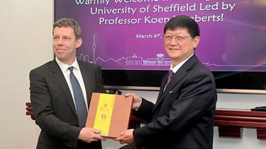 Professor Koen Lamberts meets Hu Jinbo in China