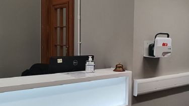 A photo of the Mappin Building lobby showing the location of a defibrillator.
