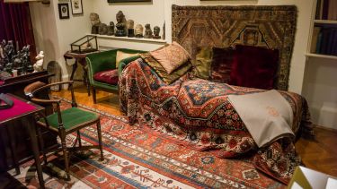 Freud's coach covered in carpet