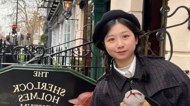 QiuYi standing outside the Sherlock Holmes Museum in London