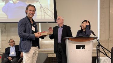 Christiaan Roell being awarded the Best Paper Award 2022.
