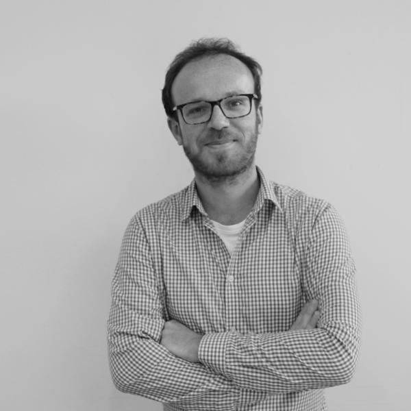 Profile picture of Philipp Horn stands with his arms folded