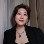 Xu Cui dressing in smart clothing and smiling